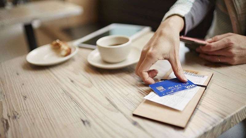 Pagando una factura en un café con Visa pcidss