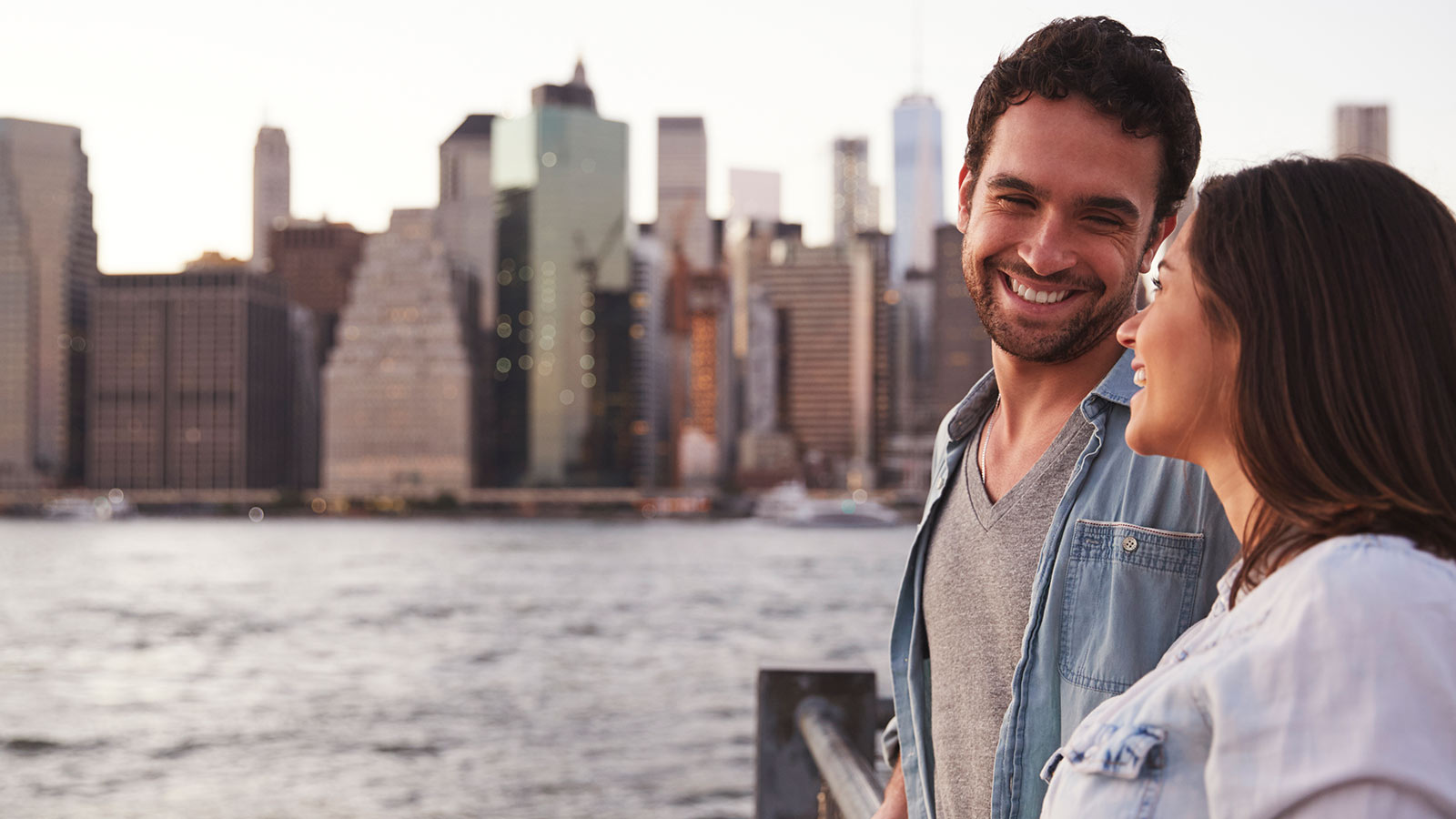 Pareja sonriendo