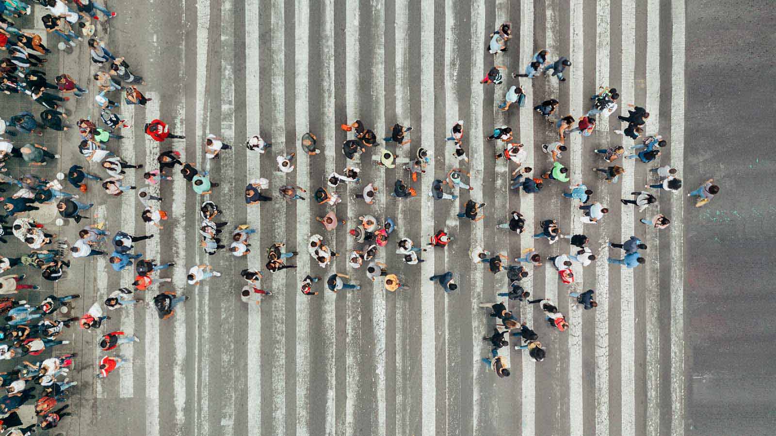 Personas cruzando la calle